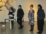 Vasemmalta taiteilija Maarit Hedman, Maaritin avustaja, taidemuseon johtaja Eeva Hytnen ja  taiteilija Vidha Saumya