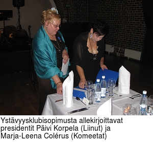 Ystvyysklubisopimusta allekirjoittavat presidentit Pivi Korpela (Liinut) ja Marja-Leena Colrus (Komeetat)