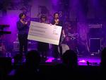 Erinin konsertin yhteydess luovutettiin 11 000 euron shekki Uusi Lastensairaala -hankkeelle 2014