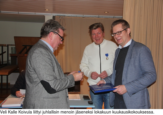 Veli Kalle Koivula liittyi juhlallisin menoin jseneksi lokakuun kuukausikokouksessa.