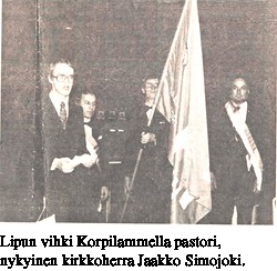 Lipun vihki Korpilammella pastori, nykyinen kirkkoherra Jaakko Simojoki.