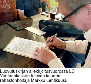 Luovutuskirjan allekirjoitusvuorossa LC Vantaankosken tulevan kauden rahastonhoitaja Markku Lehtikuusi.