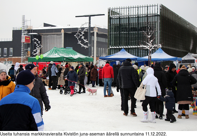 Useita tuhansia markkinavieraita Kivistn juna-aseman rell sunnuntaina 11.12.2022.