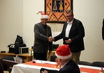 Joulujuhlaa edeltäneessä kuukausikokouksessa sihteeri Olli Uusi-Eskola ojensi Lions-neuleen 50 vuotta täyttäneelle presidentti Michael Wackströmille.