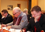 Trio Tero Haikonen (oik.), Kaj Vuorinen ja Markku Lehtikuusi syventyvät kisaan.