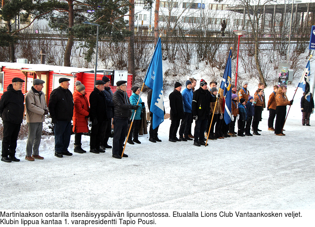 Martinlaakson ostarilla itsenisyyspivn lipunnostossa. Etualalla Lions Club Vantaankosken veljet. Klubin lippua kantaa 1. varapresidentti Tapio Pousi.