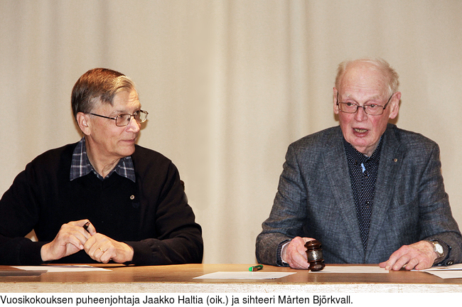 Vuosikokouksen puheenjohtaja Jaakko Haltia (oik.) ja sihteeri Mrten Bjrkvall.