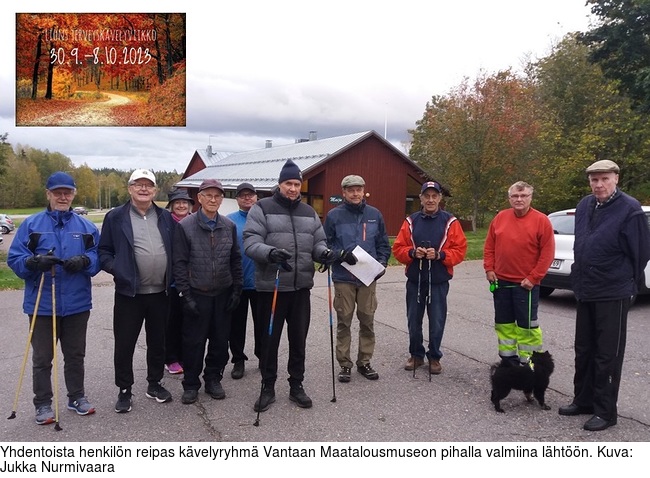 Yhdentoista henkiln reipas kvelyryhm Vantaan Maatalousmuseon pihalla valmiina lhtn. Kuva: Jukka Nurmivaara