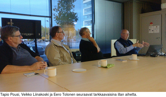 Tapio Pousi, Veikko Liinakoski ja Eero Tolonen seuraavat tarkkaavaisina illan aihetta.