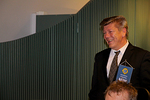 Kummiklubi LC Vantaankoski-Vandaforsenin presidentti Kari Ristivehmas ojensi klubinsa viirin.