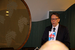LC Vantaa / Etelän presidentti 2019-2020 ojensi klubinsa viirin ja toivotti hyvää leijonahenkeä.