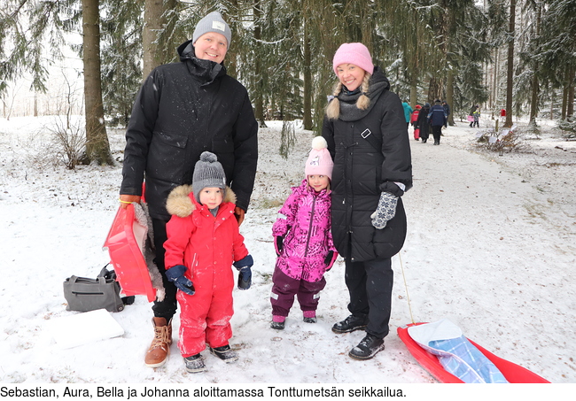 Sebastian, Aura, Bella ja Johanna aloittamassa Tonttumetsn seikkailua.