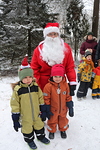 Joulupukki toi terveiset Korvatunturilta ja jakoi lapsille karkkeja.