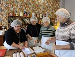 Vernissan Kati, Riitta ja Sirpa opettelivat leipomaan kahvila Mokkaketussa maukkaita kampanisuja paikallisen ohjeen mukaan. 