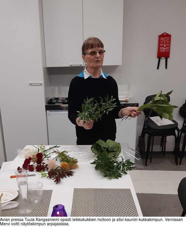 Avian pressa Tuula Kangasniemi opasti leikkokukkien hoitoon ja sitoi kauniin kukkakimpun. Vernissan Mervi voitti nytskimpun arpajaisissa.