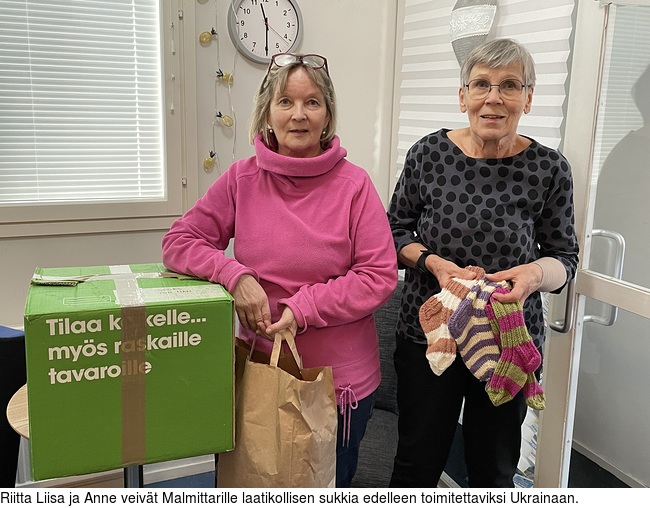 Riitta Liisa ja Anne veivt Malmittarille laatikollisen sukkia edelleen toimitettaviksi Ukrainaan.