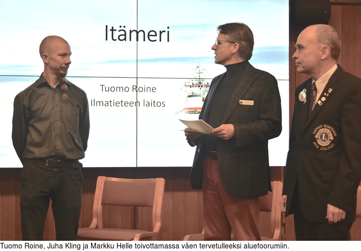 Tuomo Roine, Juha Kling ja Markku Helle toivottamassa ven tervetulleeksi aluefoorumiin.