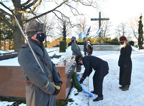 B-piirin seppele laskettiin Marsalkka Mannerheimin haudalle, kunniavartiostossa seisoivat Janne Ollikainen ja Harry Peltonen.