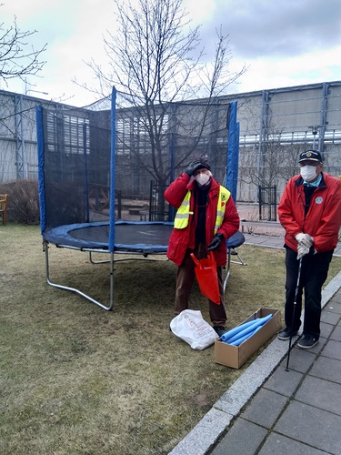 Kuvassa valmis trampoliini. Vas. Matti af Heurlin ja Markus Talvio
Kuva: Arja af Heurlin