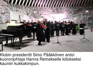 Klubin presidentti Simo Pkknen antoi kuoronjohtaja Hanna Remekselle kiitokseksi kauniin kukkakimpun.