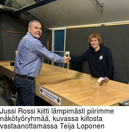 Jussi Rossi kiitti lmpimsti piirimme nktyryhm, kuvassa kiitosta vastaanottamassa Teija Loponen