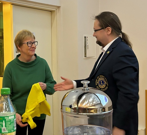 2. varapiirikuvernri Sakari Soppi antoi Tuula Pohjolalle kiitokseksi keltaisen Lionskassin.
