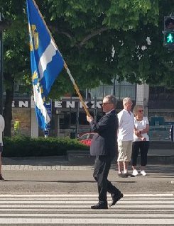 Piirimme 2. varapiirikuvernri Pekka Taskinen toimi lipunkantajana.
