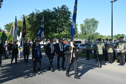 N-piirin lippua kantoi Sakari Soppi,  sen takana varapiirikuvernrit  Outi Hanslin ja Pekka Taskinen.