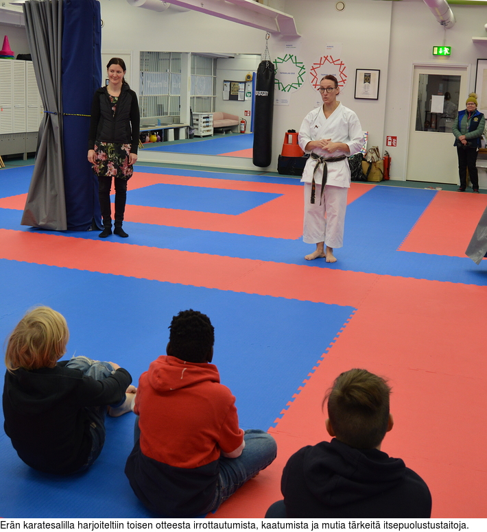 Ern karatesalilla harjoiteltiin toisen otteesta irrottautumista, kaatumista ja mutia trkeit itsepuolustustaitoja.