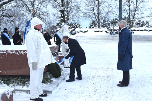 Piirikuvernri Markku Helle laski seppeleen.