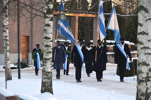 Sankarihaudoille marssittiin perinteisesti lippujen johdalla.