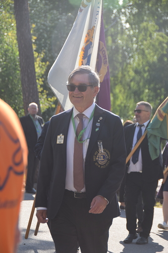 Pekka Taskinen saapumassa Dipoliin lippumarssilta.