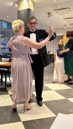 Piirikuvernri Pekka Taskinen nytti mallia tanssilattialla.