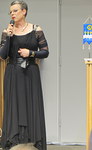 Taiteilija Pivi Mkinen avajaisjuhlassa esitti hienosti Edith Piafin lauluja 