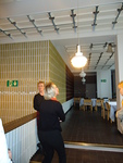 Opas Kaino Laaksonen ja Annina, katsellaan lamppuja ja erikoislaattoja seinss