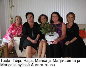 Tuula, Tuija, Raija, Marica ja Marja-Leena ja Maricalla syliss Aurora-ruusu