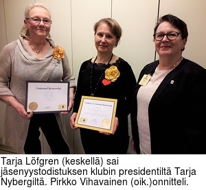 Tarja Lfgren (keskell) sai jsenyystodistuksen klubin presidentilt Tarja Nybergilt. Pirkko Vihavainen (oik.)onnitteli.