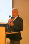 Lions-liiton puheenjohtaja Aarne Kivioja avaa kokouksen.