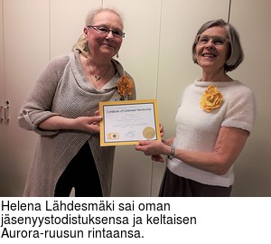 Helena Lhdesmki sai oman jsenyystodistuksensa ja keltaisen Aurora-ruusun rintaansa.