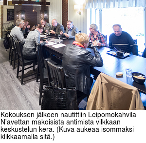 Kokouksen jlkeen nautittiin Leipomokahvila N'avettan makoisista antimista vilkkaan keskustelun kera. (Kuva aukeaa isommaksi klikkaamalla sit.)