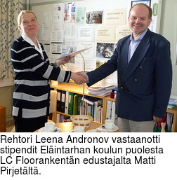 Rehtori Leena Andronov vastaanotti stipendit Elintarhan koulun puolesta LC Floorankentn edustajalta Matti Pirjetlt.