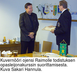 Kuvernri ojensi Raimolle todistuksen opasleijonakurssin suorittamisesta. Kuva Sakari Hannula.