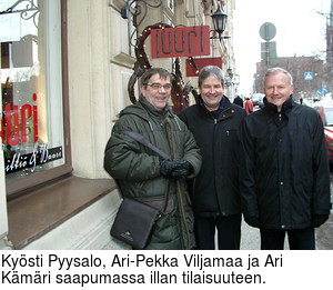 Kysti Pyysalo, Ari-Pekka Viljamaa ja Ari Kmri saapumassa illan tilaisuuteen.