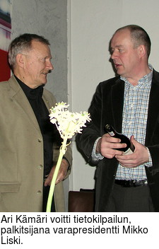 Ari Kmri voitti tietokilpailun, palkitsijana varapresidentti Mikko Liski.