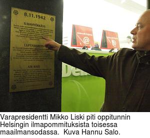 Varapresidentti Mikko Liski piti oppitunnin Helsingin ilmapommituksista toisessa maailmansodassa.  Kuva Hannu Salo.