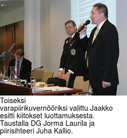 Toiseksi
varapiirikuvernriksi valittu Jaakko esitti kiitokset luottamuksesta.
Taustalla DG Jorma Laurila ja piirisihteeri Juha Kallio.