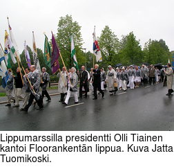 Lippumarssilla presidentti Olli Tiainen kantoi Floorankentn lippua. Kuva Jatta Tuomikoski.