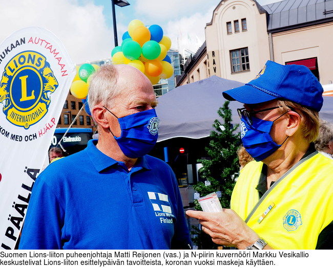 Suomen Lions-liiton puheenjohtaja Matti Reijonen (vas.) ja N-piirin kuvernri Markku Vesikallio keskustelivat Lions-liiton esittelypivn tavoitteista, koronan vuoksi maskeja kytten.