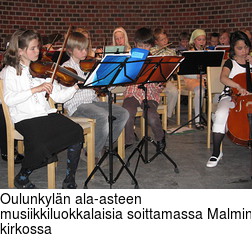Oulunkyln ala-asteen musiikkiluokkalaisia soittamassa Malmin kirkossa