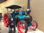 Heikki museon mahtavan hyrytraktorin vieress